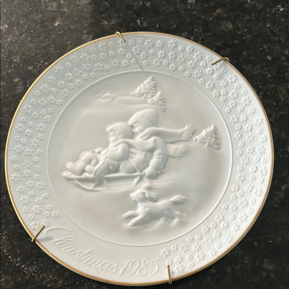 Vintage Avon bisque white Christmas 1985 Decorative Plate with plate holder